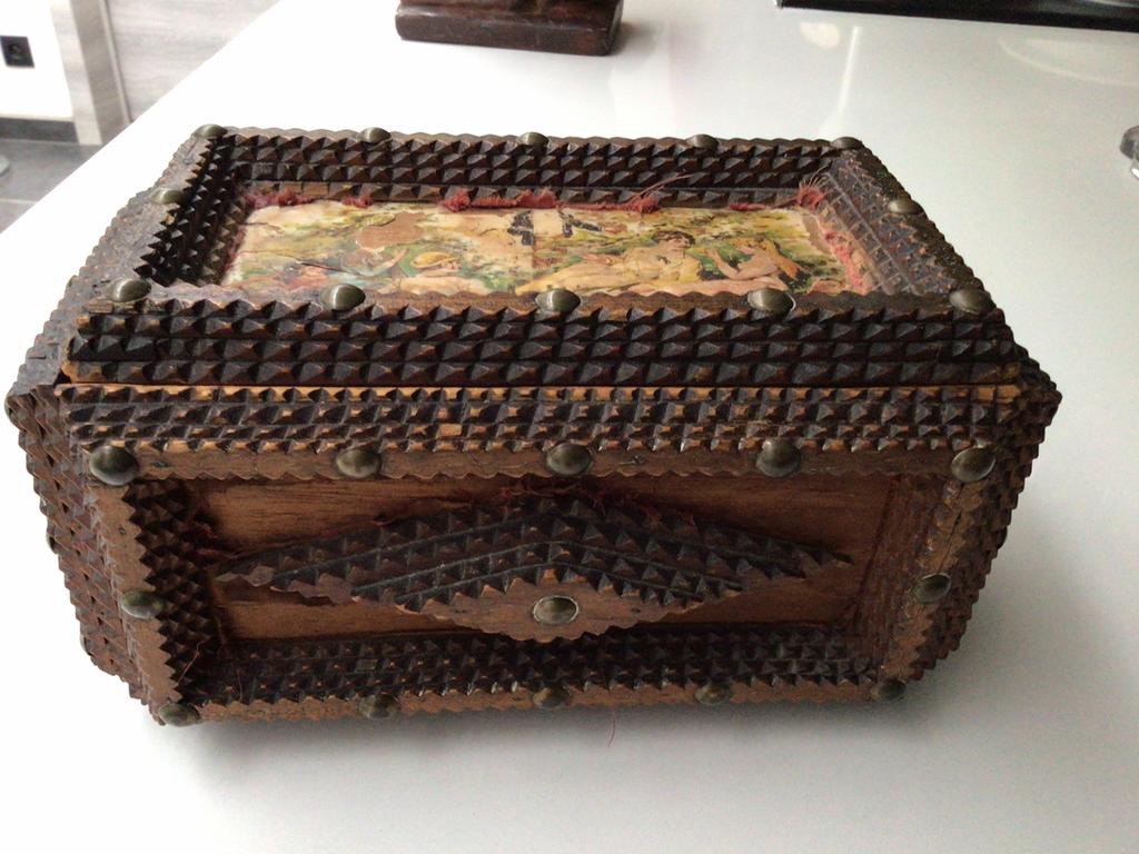 Tramp art box, Ophalen