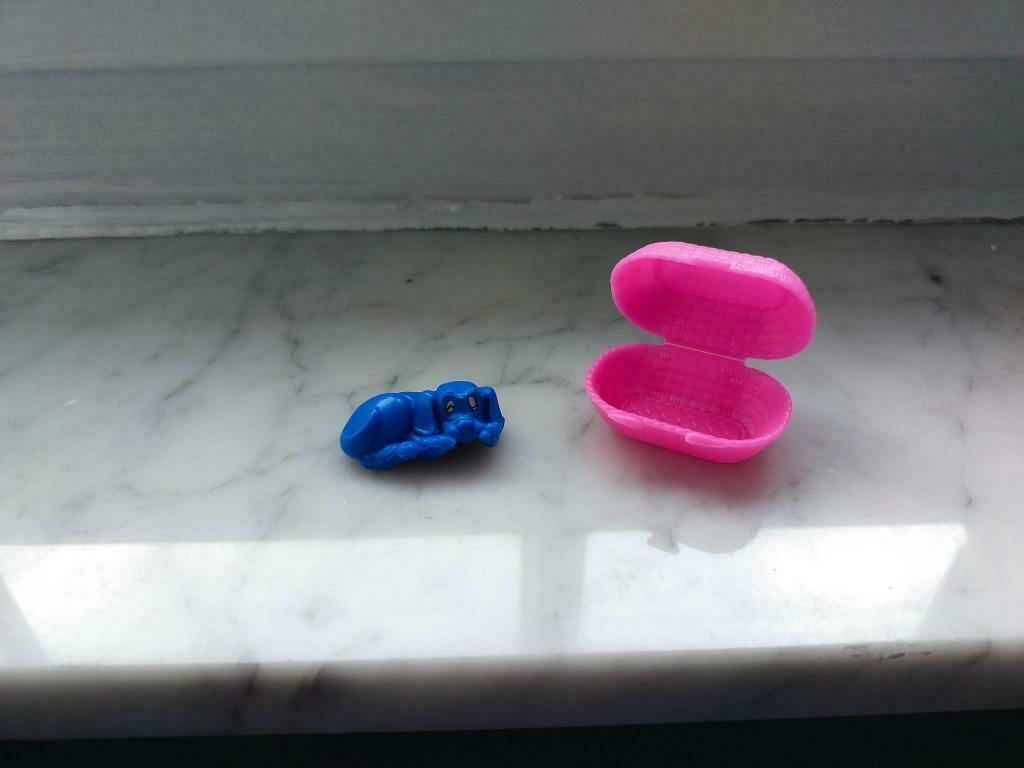 Figurine Chien bleu dans panier rose K95 n 64 – KINDER 1994, Verzamelen, Verrassingseieren, Gebruikt, K-nummers, Ophalen of Verzenden