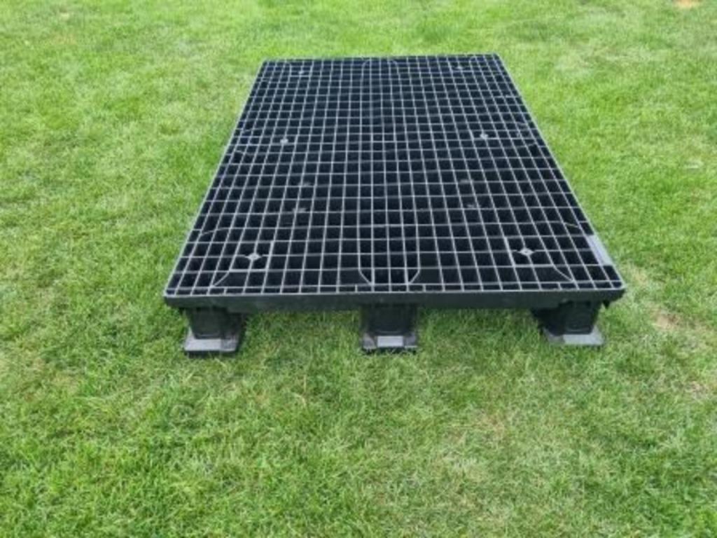 Nouvelles palettes en plastique noir (Ibc, tonnes, barils), Jardin & Terrasse, Barils de pluie, Neuf, Synthétique, Enlèvement