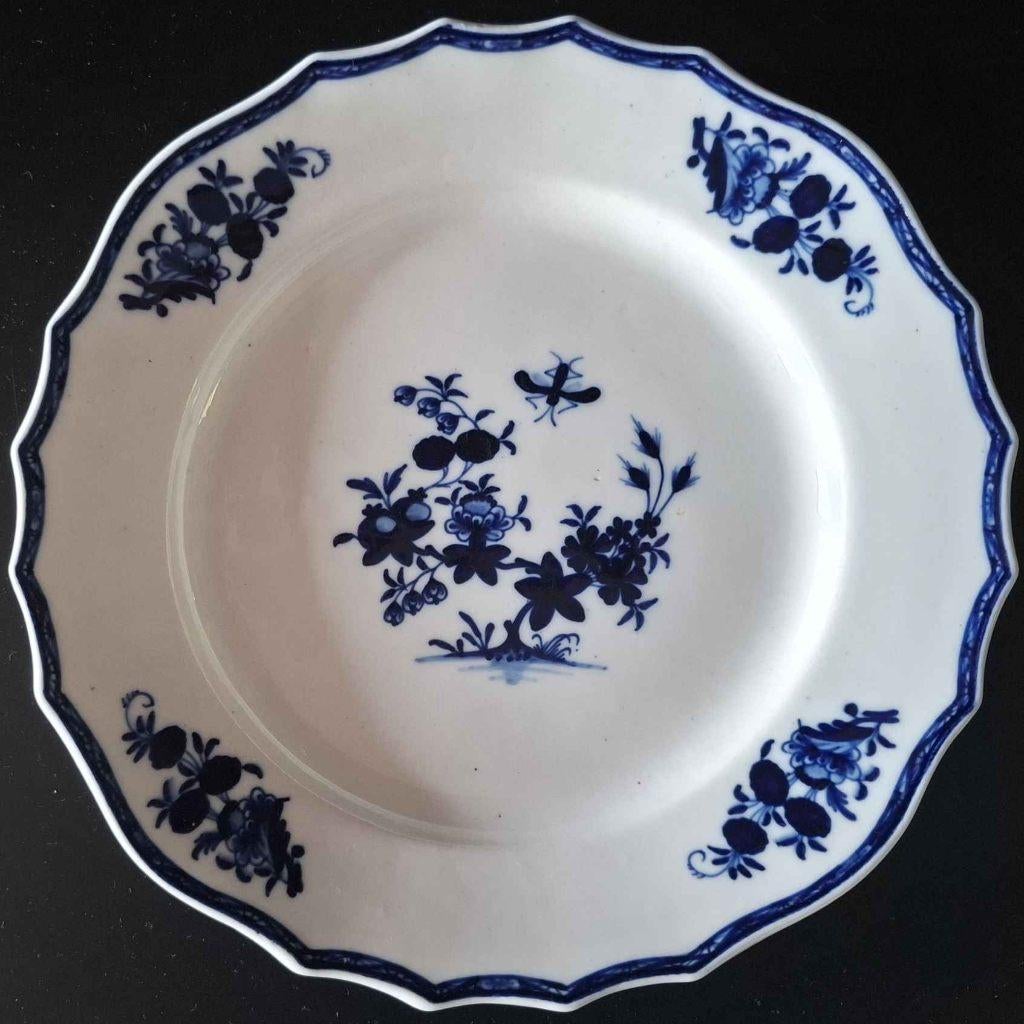 Assiette en porcelaine tendre de Tournai décor a la mouche, Enlèvement ou Envoi