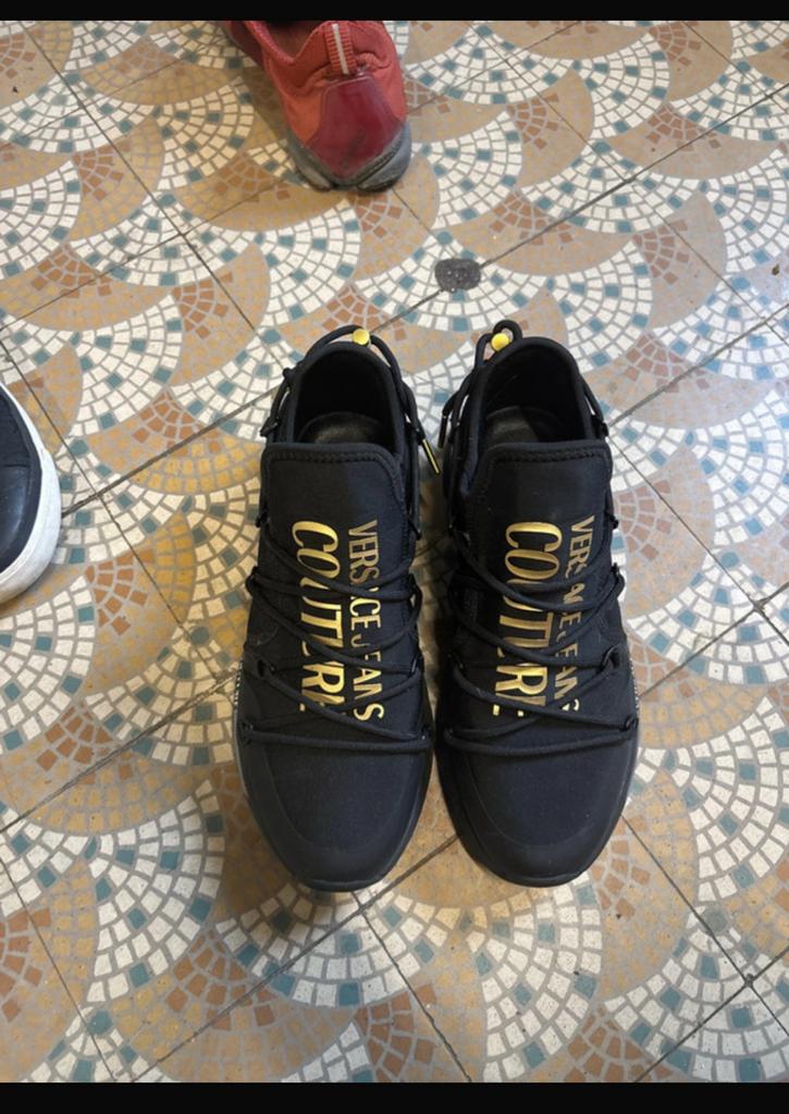 Chaussures Versace noires et dorées, Enlèvement ou Envoi, Comme neuf, Baskets, Noir
