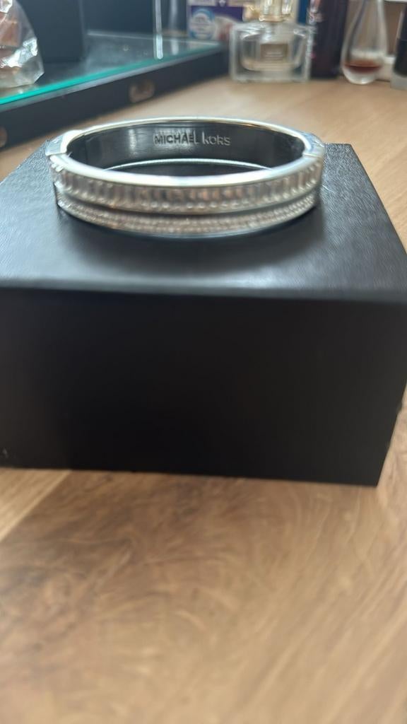 Michael Kors Pavé Baguette Hinge Bangle, Handtassen en Accessoires, Armbanden, Ophalen, Nieuw, Zilver