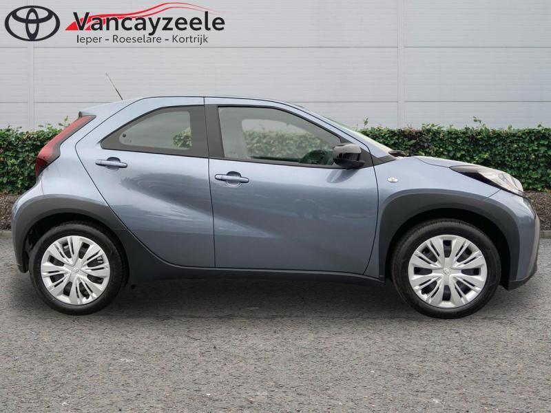 Toyota Aygo X play+cam+DAB+applecarplay&androidauto, 72 pk, Handgeschakeld, 5 deurs, 1000 cc