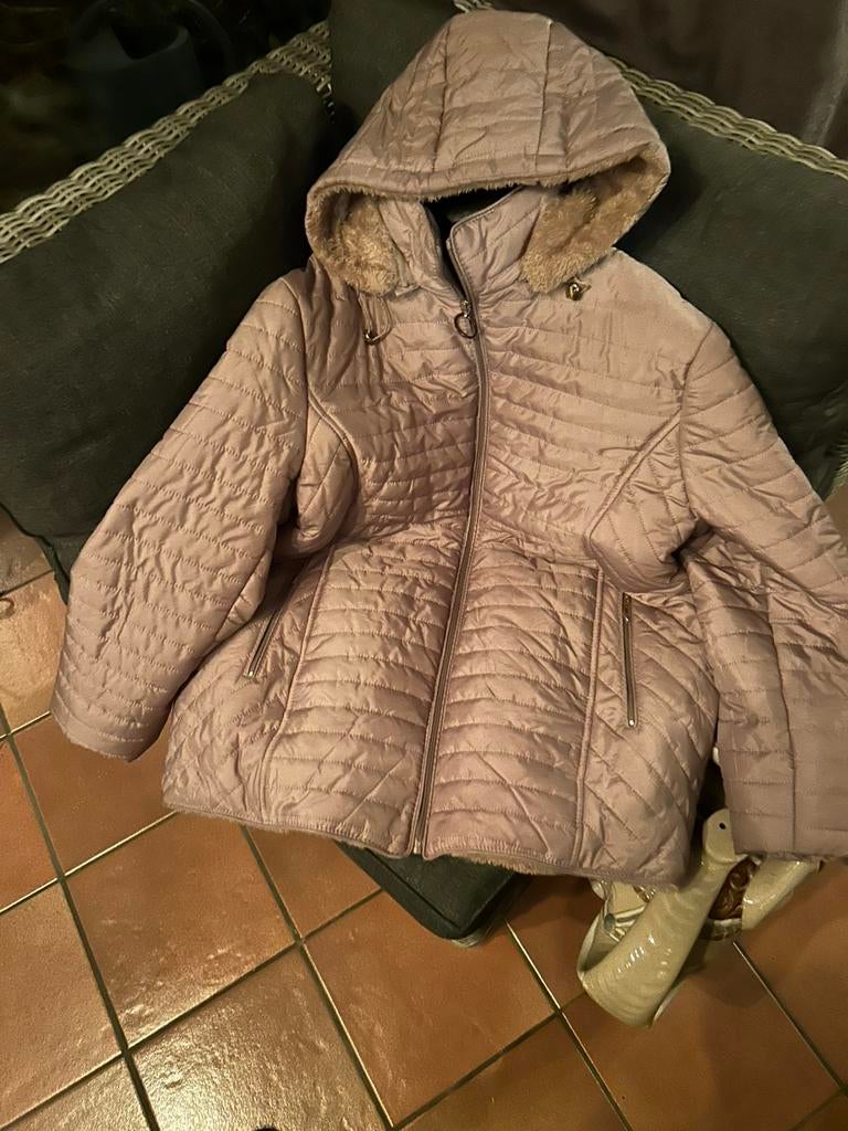 Belle veste fourée avec capuchon  amovible  avec tirette, Enlèvement ou Envoi, Comme neuf, Rose