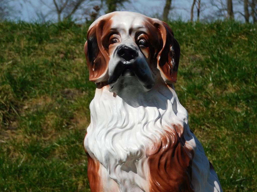 Beeld Hond - 76 cm -Polystone - Wit met Bruin, Tuin en Terras, Tuinbeelden, Dierenbeeld, Kunststof, Ophalen of Verzenden