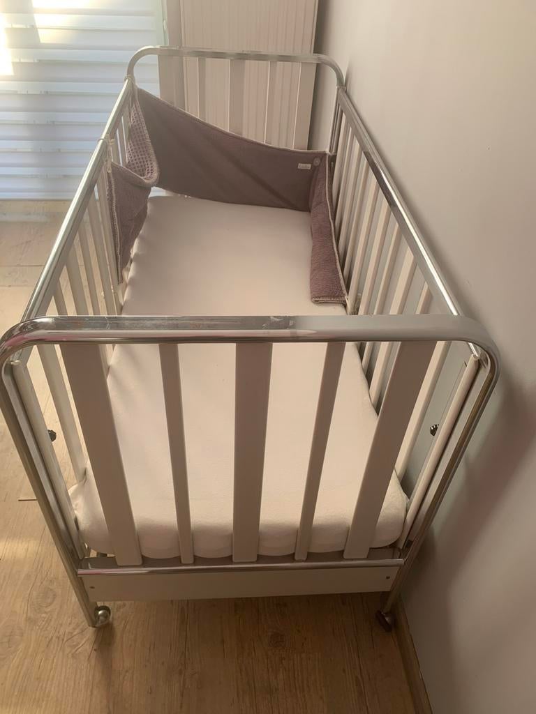 Kinderbed in metaal met matras 1 zijkant kan naar beneden, Ophalen, Gebruikt, Rechthoekig, Wieltjes