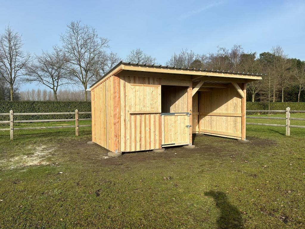 Paardenstal 3x6 met box en schuilstal, Dieren en Toebehoren, Stalling, 2 of 3 paarden of pony's