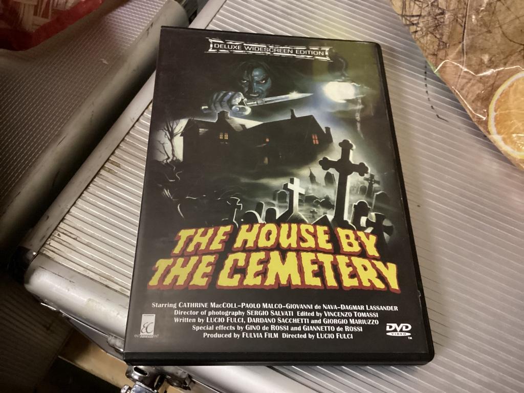 The House By The Cemetery, Enlèvement ou Envoi
