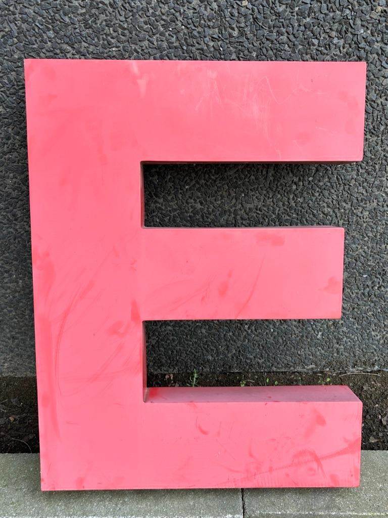Rode zinken letter E, gevelletter, Aalst, Ophalen, Gebruikt, Reclamebord