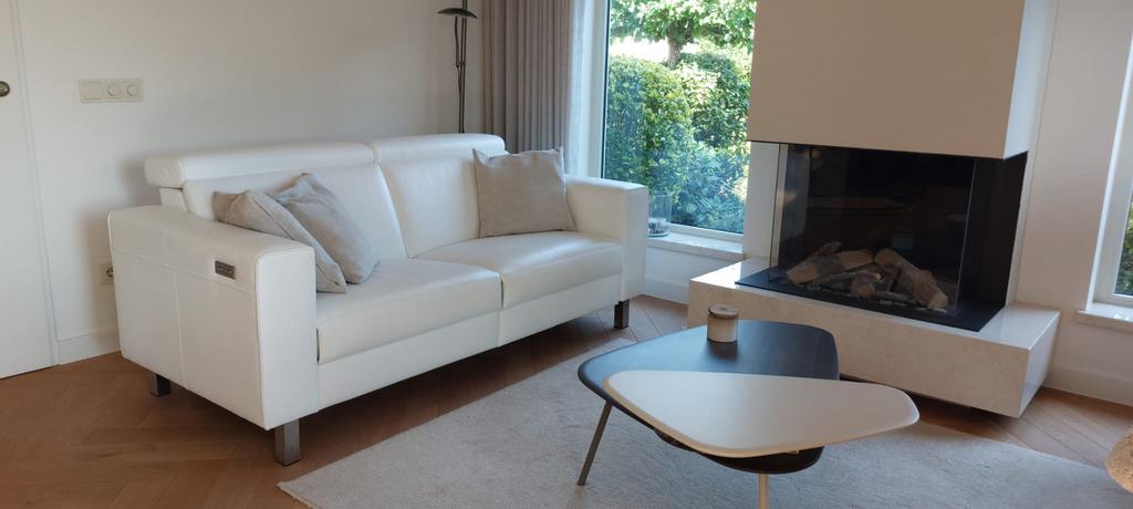 2,5 wit leder Pesaro zit lig bank,elektrisch verstelbaar., Ophalen, Zo goed als nieuw