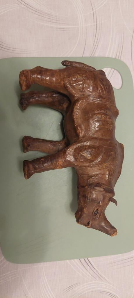 Leren neushoorn, Antiek en Kunst, Kunst | Beelden en Houtsnijwerken, Ophalen of Verzenden