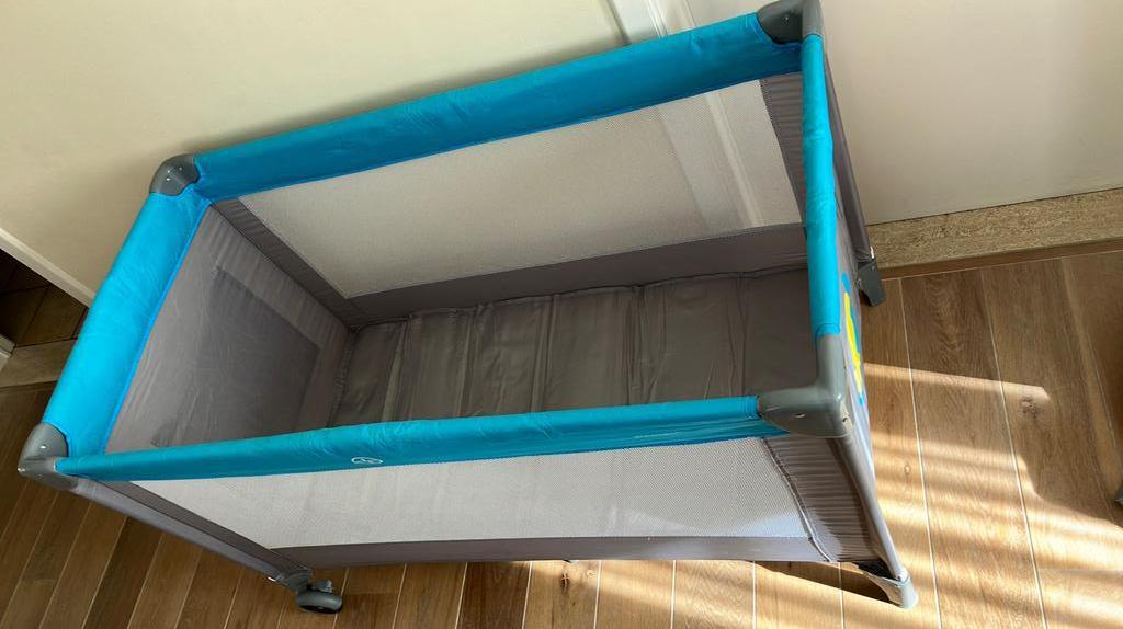 Dreambee opvouwbaar babybedje grijs/blauw, Ophalen, Gebruikt, Reisbedje