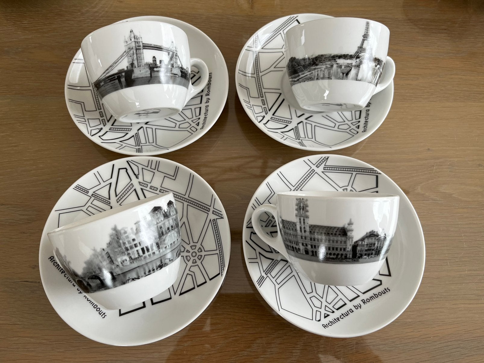 4 tasses à café de haute qualité avec assiettes et monuments, Enlèvement ou Envoi