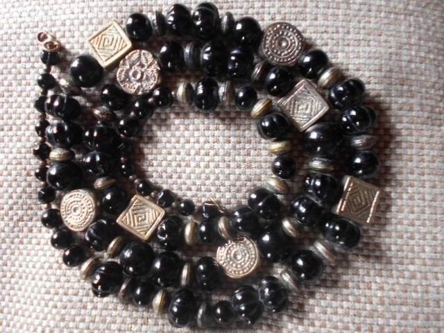 collier en verre noir longueur 110 cm, Bijoux, Sacs & Beauté, Colliers, Enlèvement ou Envoi, Comme neuf, Noir, Autres matériaux