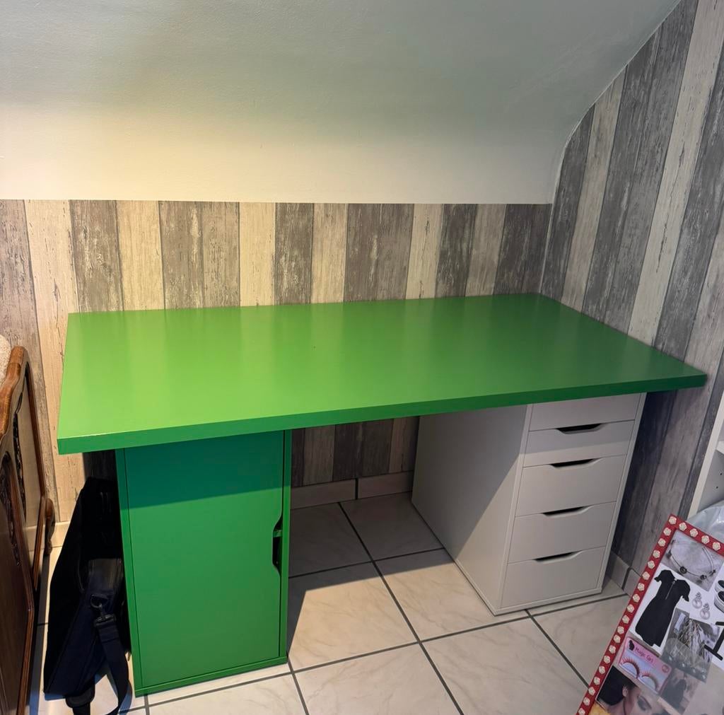 Bureau.   ( Afhalen in Welle Denderleeuw ), Ophalen, Zo goed als nieuw