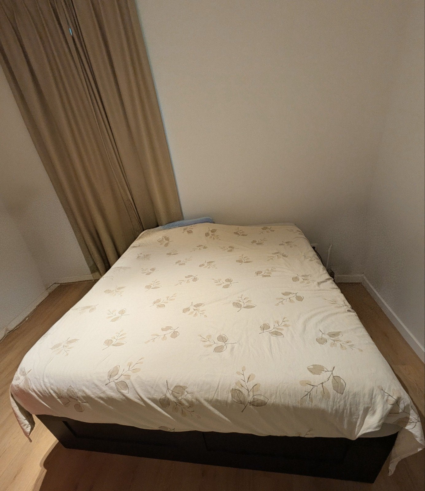 Lit pratique avec 4 tiroirs de rangement et un excellent mat, Enlèvement