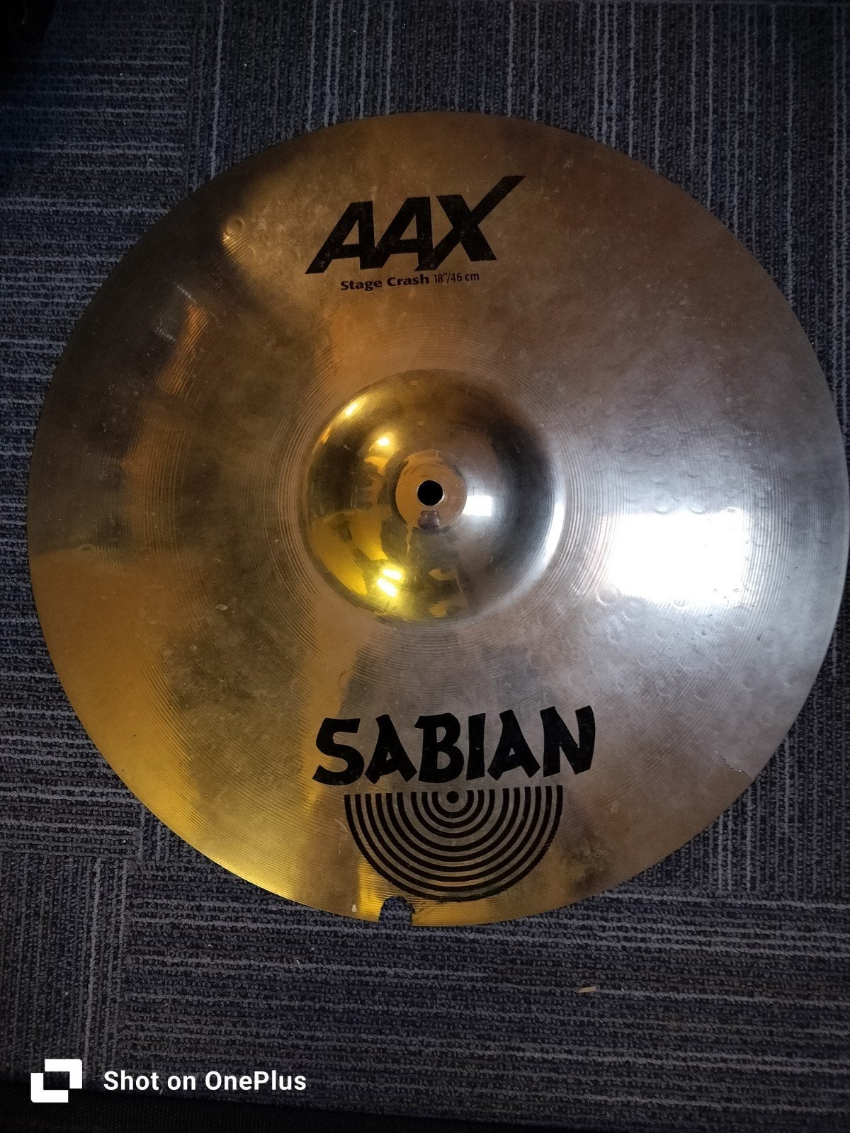 sabian aax stage crash 18" met scheuren, Musique & Instruments, Instruments | Accessoires, Enlèvement ou Envoi, Utilisé