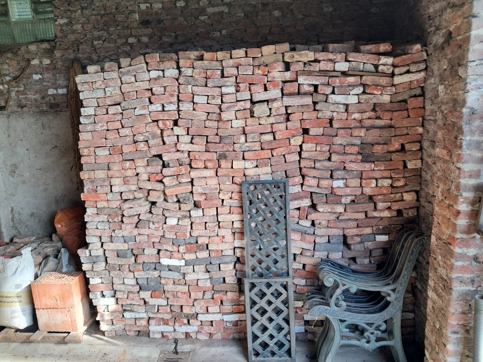 Lot oude 'boerkes' handgevormde bakstenen. +-2250 st., Doe-het-zelf en Bouw, Ophalen, Gebruikt, Bakstenen