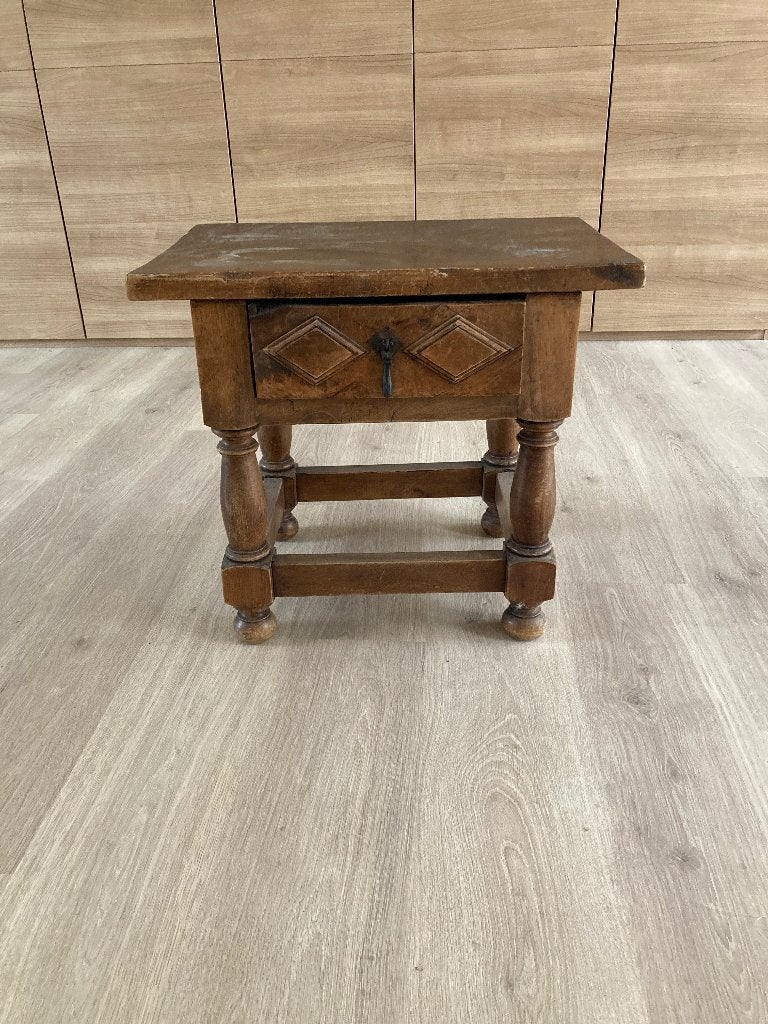 Houten bijzettafeltje/nachtkastje met lade (rustiek/antiek), Huis en Inrichting, Gebruikt, 55 tot 75 cm, Rechthoekig, Landelijk/antiek