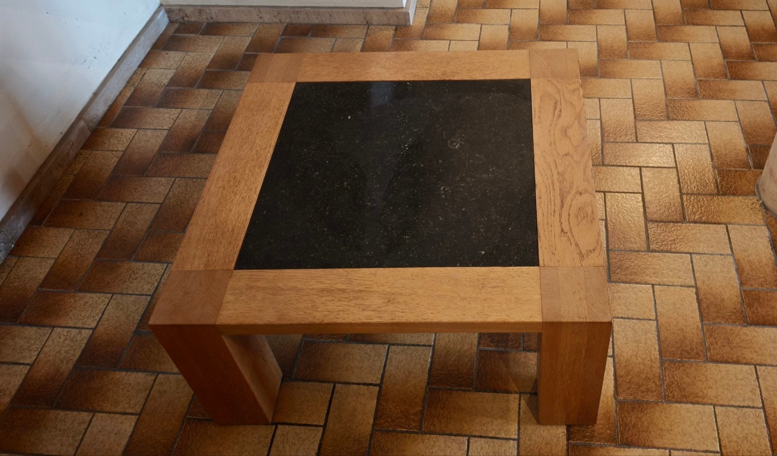 Houten salontafel met blauwe steen – 80  80 cm – €150
Mooie, Huis en Inrichting, Ophalen