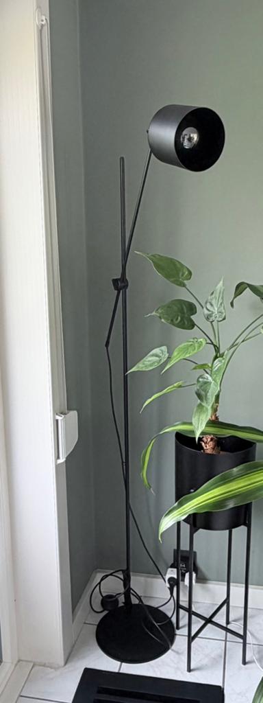 Zwarte moderne staanlamp, Ophalen, Zo goed als nieuw, Metaal, Modern