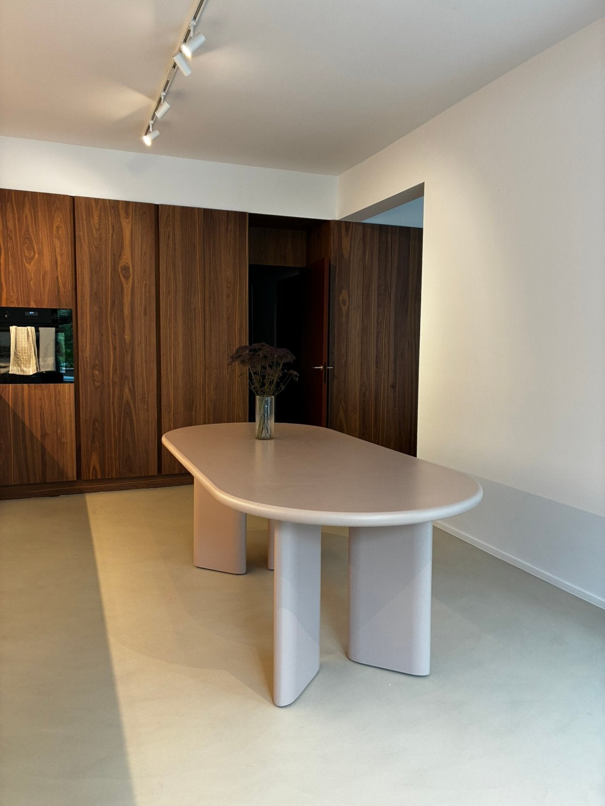 Mooie ovale eettafel lila roze (nieuwprijs €640), Huis en Inrichting, Ophalen, Gebruikt, Roze