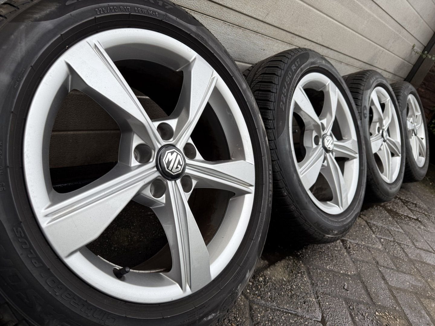 Set 17 inch MG 3 MG 4 MG 5 Zs EV EHS velgen allseason banden, Auto-onderdelen, -, -, Banden en Velgen, 17 inch
