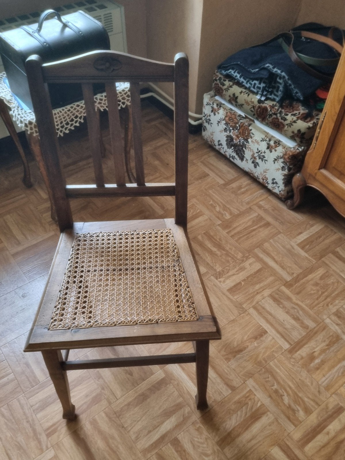 chaise en bois, assise en osier, Antiquités & Art, Enlèvement
