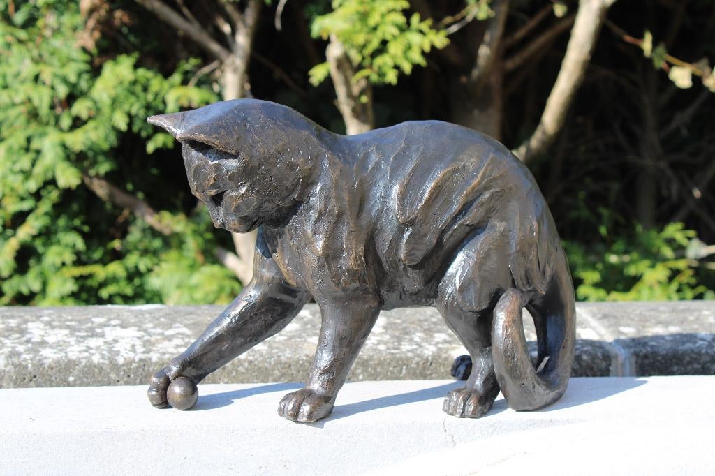le chat a la boule en bronze ., Enlèvement ou Envoi, Neuf