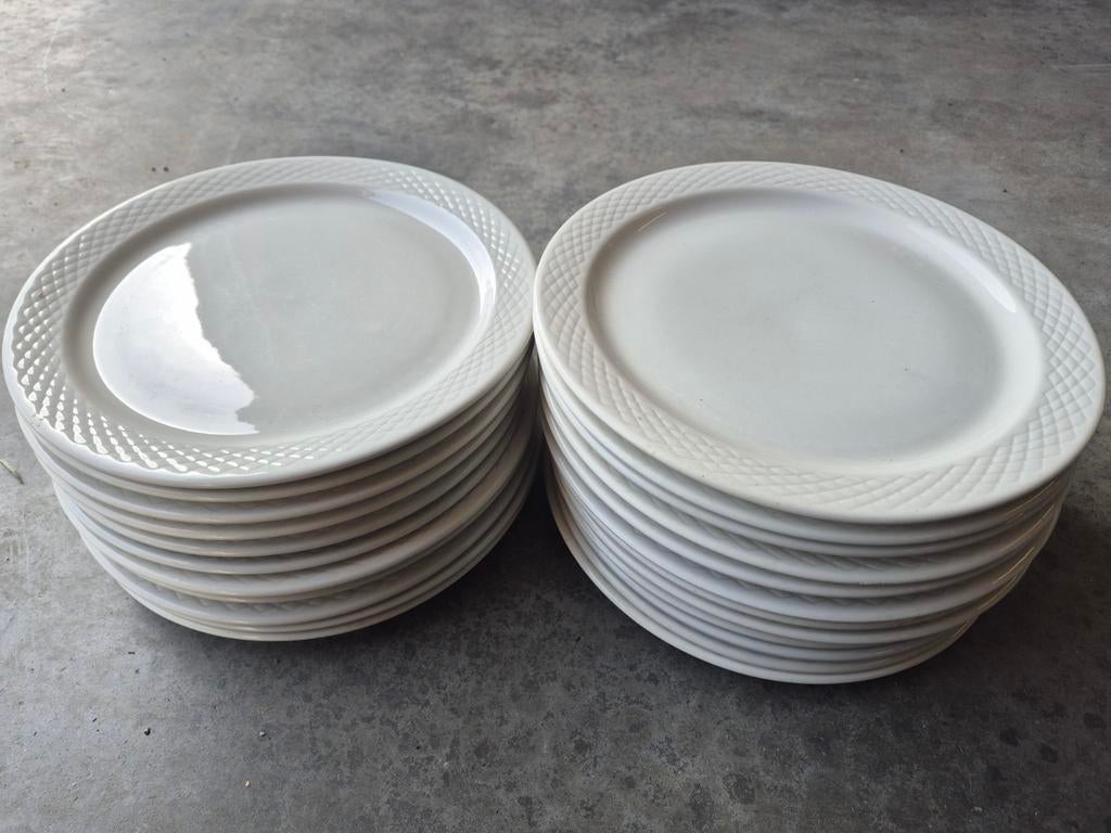 11 Ronde porseleinen borden (26,5 cm), Huis en Inrichting, Ophalen, Gebruikt, Porselein, Bord(en)