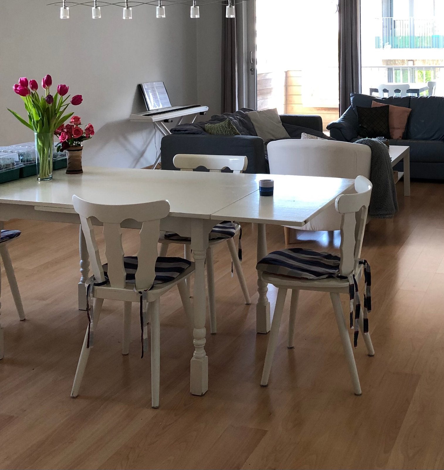 Witte, houten tafel met 8 stoelen, Ophalen, Zo goed als nieuw