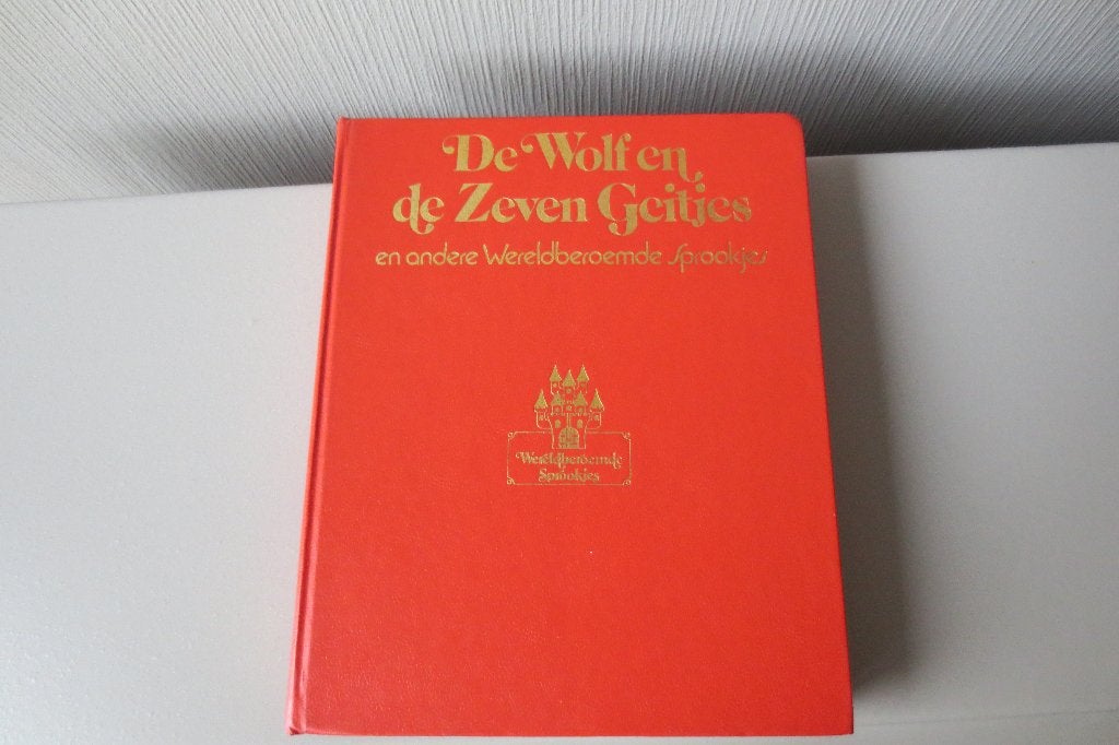 Boek De wolf en de 7 geitjes en 15 andere sprookje f 11636s, Ophalen of Verzenden, Gelezen, Fictie