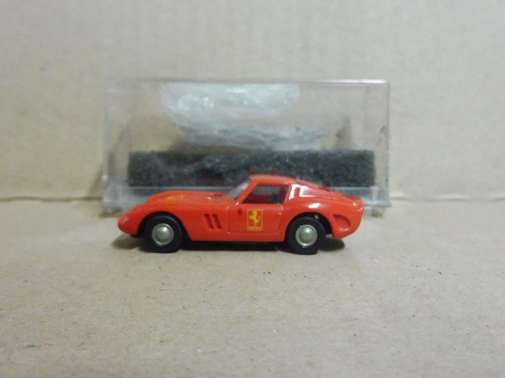 1:87 Praliné 82605 Ferrari 250 GTO 1962 rood met print, Enlèvement ou Envoi, Comme neuf, Voiture, Autres marques