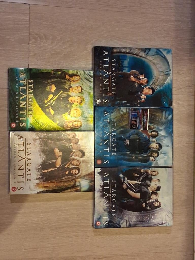 Stargate Atlantis, volledige reeks in 5 dvd-boxen, CD & DVD, DVD | TV & Séries télévisées, Comme neuf, Science-Fiction et Fantasy