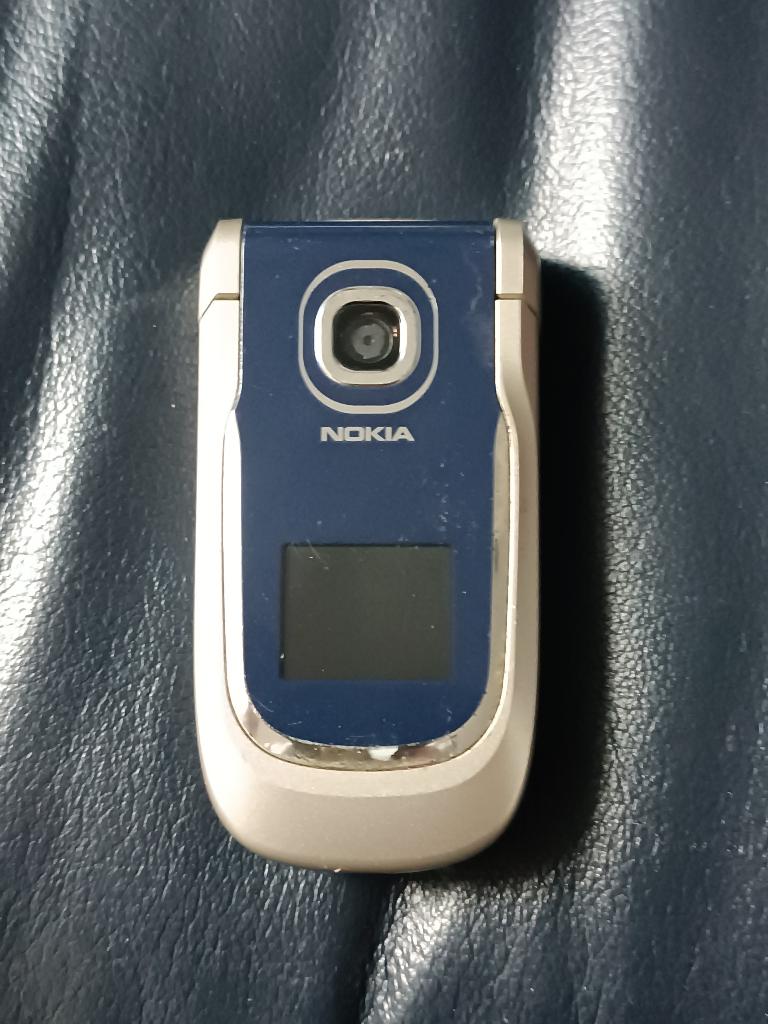 Nokia 2760 GSM + chargeur, Télécoms, Téléphonie mobile | Nokia, Moins de 3 mégapixels, Enlèvement ou Envoi, Clavier physique, À clapet