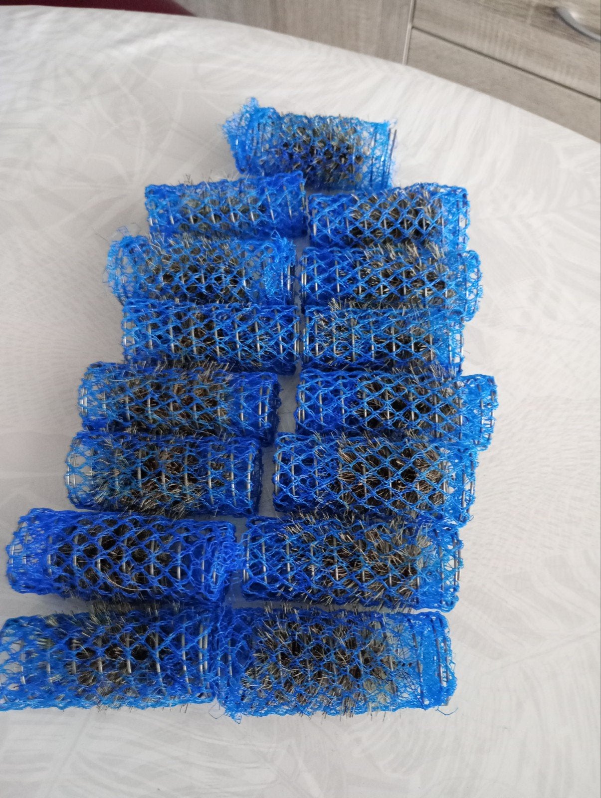 Lot de 15 bigoudis vintage en métal et résille bleu, Enlèvement ou Envoi