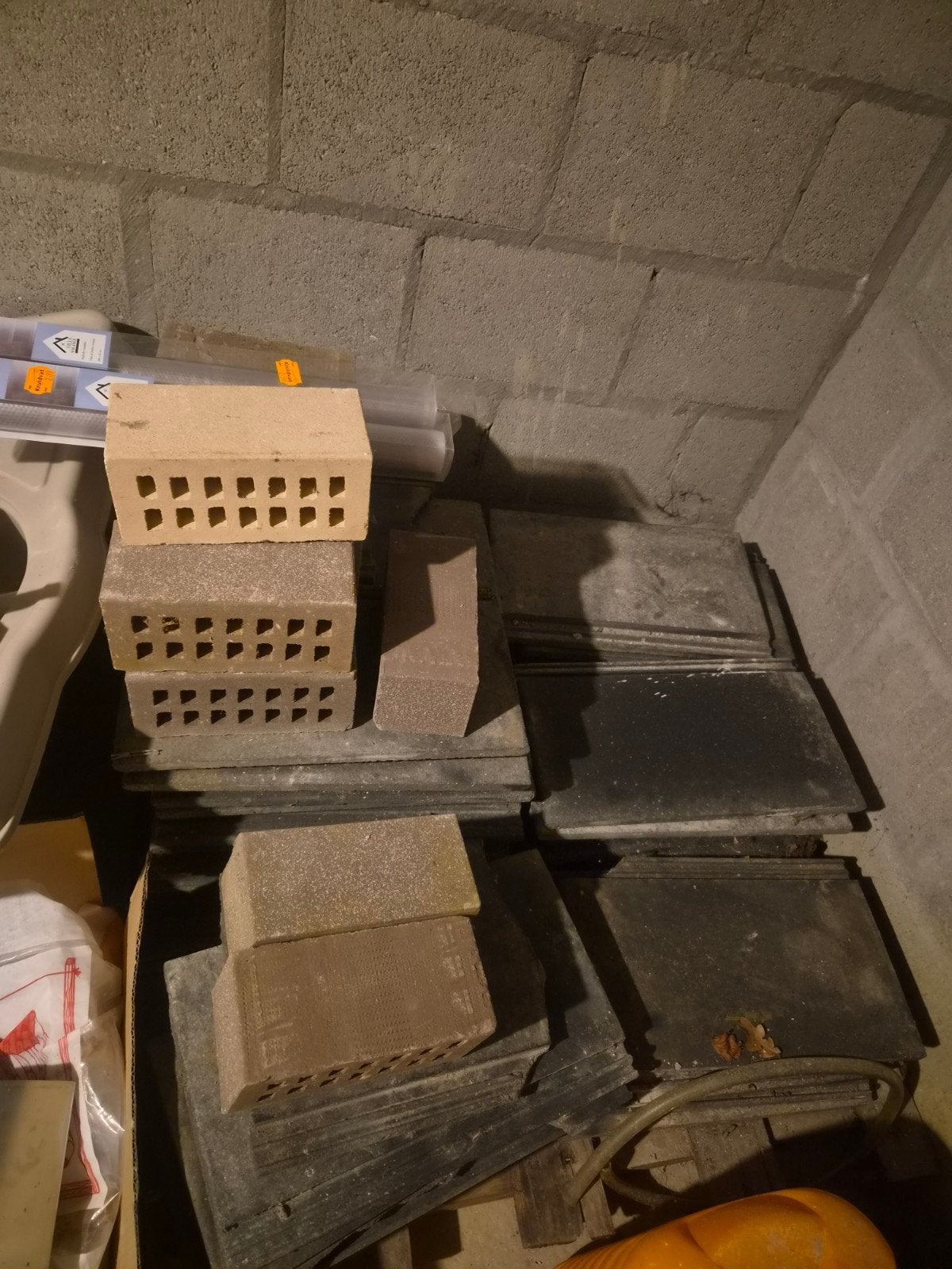 Alles moet weg van alles zie als foto's.
bouwmateriaal naar, Doe-het-zelf en Bouw, Ophalen, Overige materialen, Overige kleuren