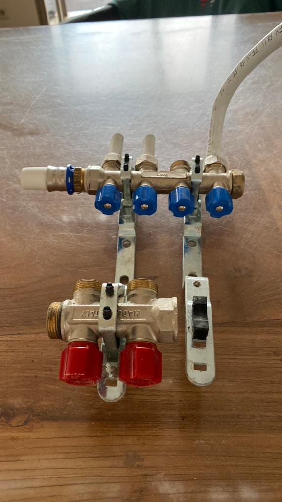 Messing verdeelgroep voor verwarming 1 van 4 en 1 van 2, Ophalen, Gebruikt