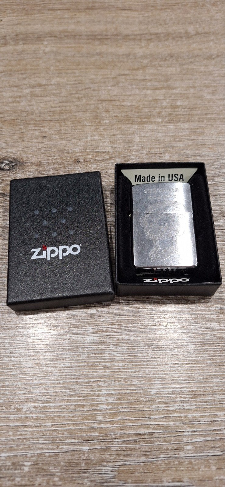 Zippo - Survivor Kosovo - Aansteker, Collections, Articles de fumeurs, Briquets & Boîtes d'allumettes, Enlèvement ou Envoi, Utilisé