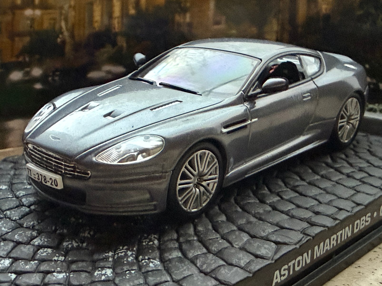 Aston Martin DBS, Hobby & Loisirs créatifs, Voitures miniatures | 1:43, Comme neuf, Voiture, Universal Hobbies, Enlèvement ou Envoi