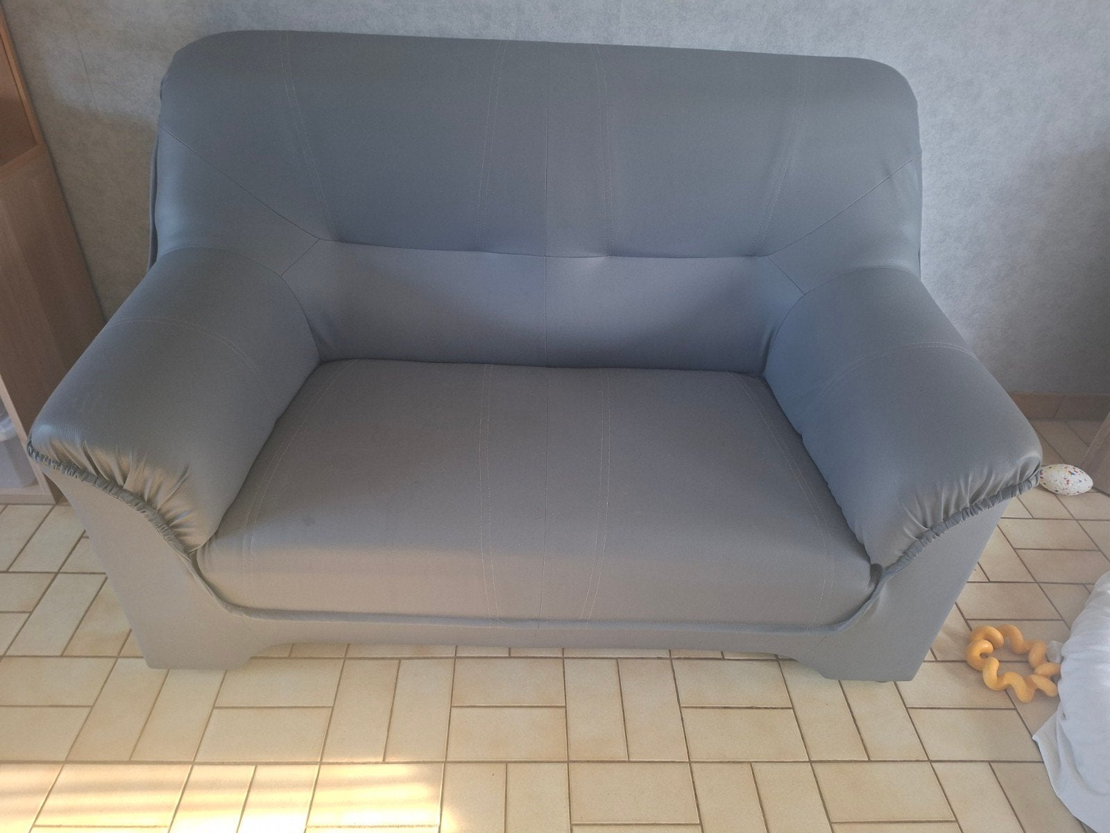 grijze leren 2 zit, Huis en Inrichting, Ophalen, Zo goed als nieuw, Tweepersoons, Overige materialen