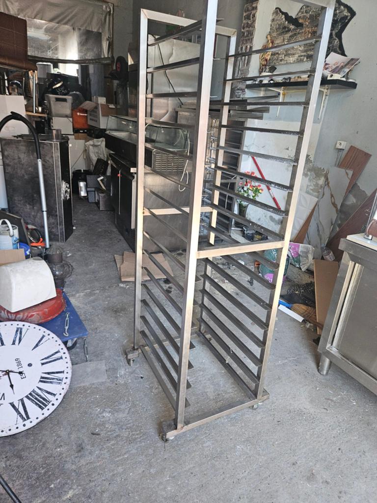 inox rek, Ophalen