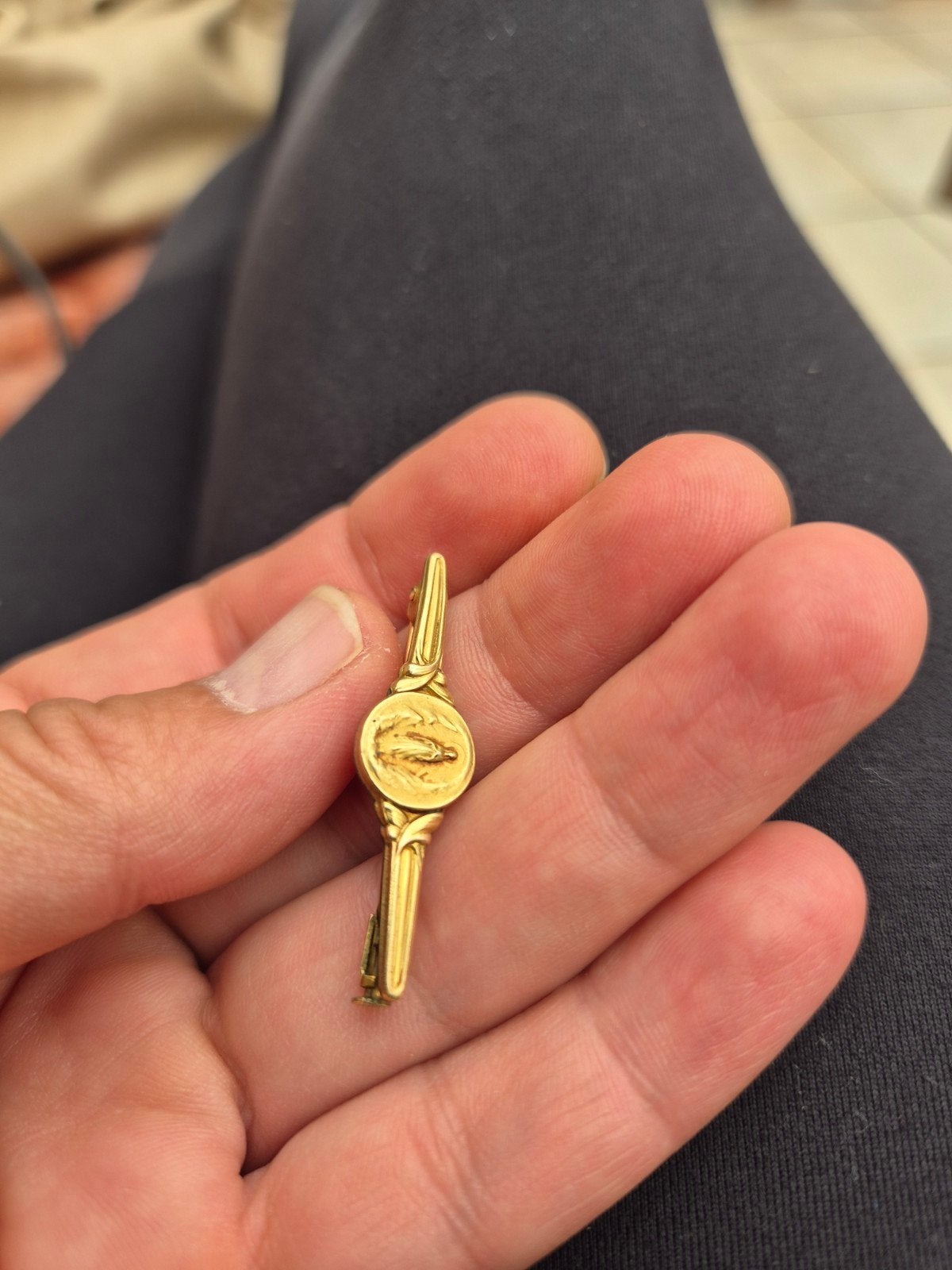 Antieke goudkleurige religieuze broche uit de jaren 30-40, Bijoux, Sacs & Beauté, Enlèvement ou Envoi, Broche