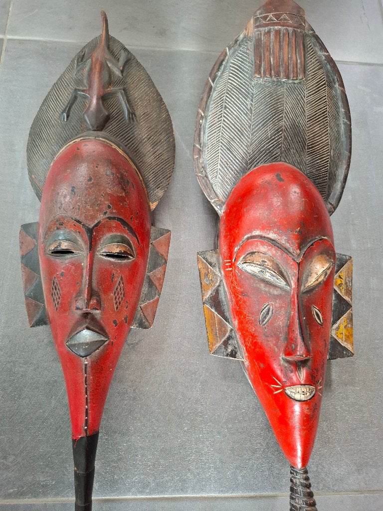 2 Afrikaanse maskers van ca 64 cm groot, 64 cm, Afrika, Masker, Handgemaakt