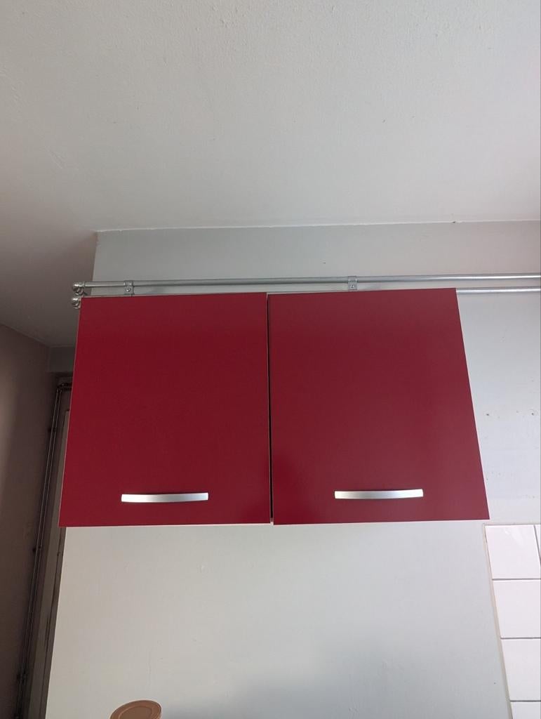 Meuble mural rouge, Enlèvement