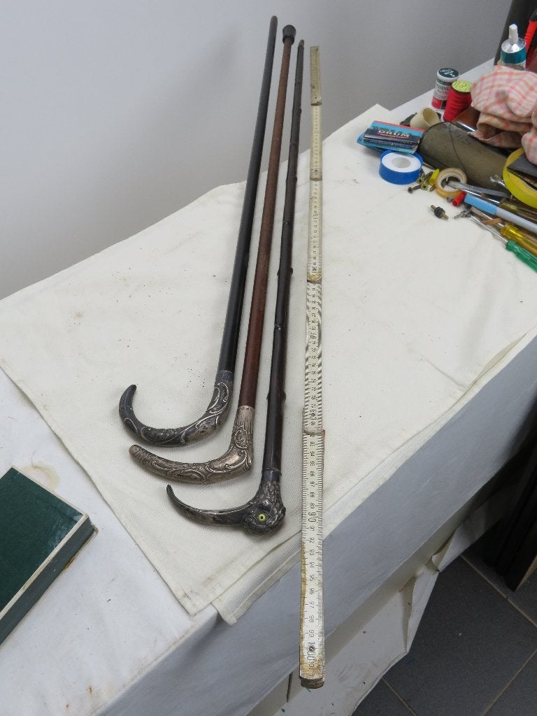 3 wandelstokken met zilveren heft, Ophalen