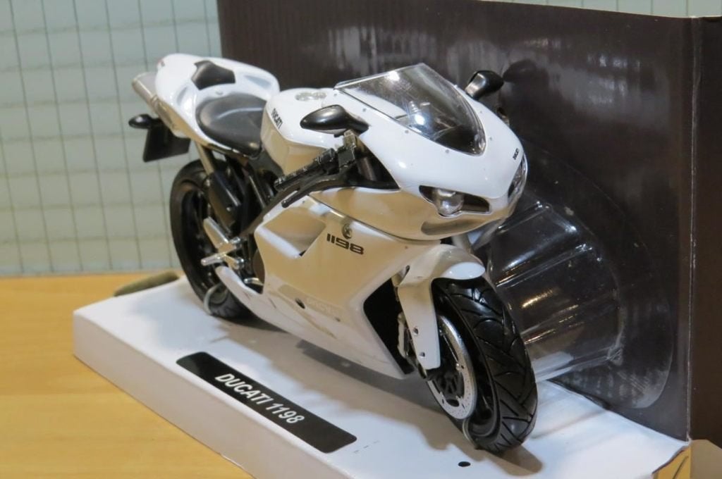 Ducati 1198 white 1:12 57143, Enlèvement ou Envoi, Neuf, 1:9 à 1:12, Moteur