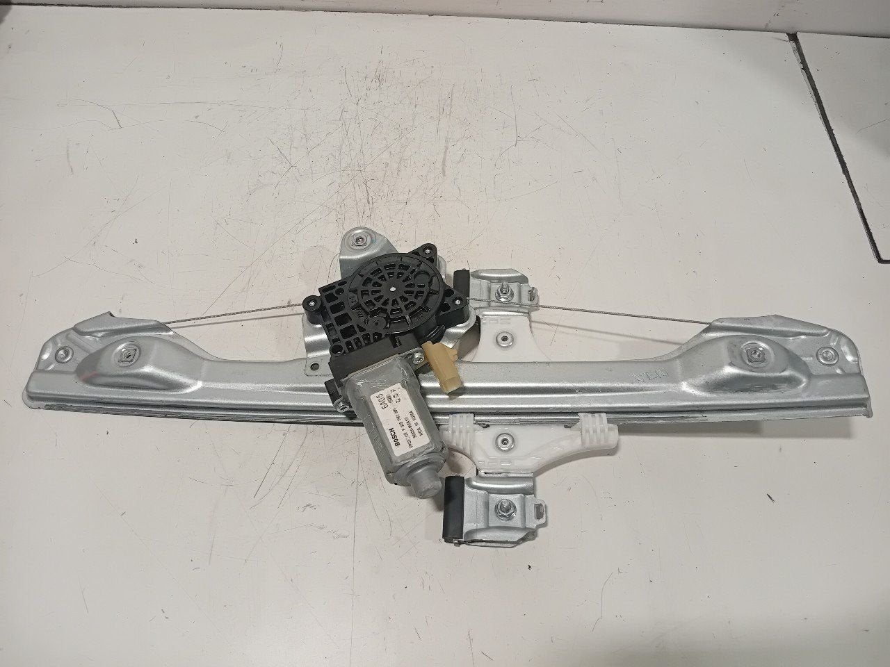 Raammechaniek elektrisch links voor Opel Karl, Onderdelen@venauto.nl, Van der Ven Autorecycling B.V., Ettenseweg 76, 4706 PB Roosendaal, The Netherlands