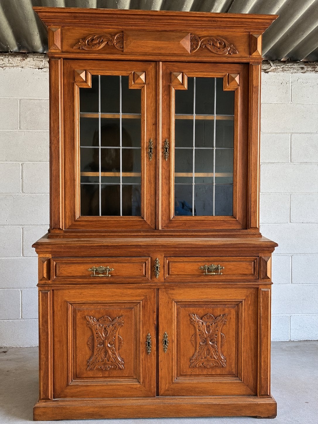 Ancien buffet vaisselier en bois sculpté – Style rustique, Enlèvement