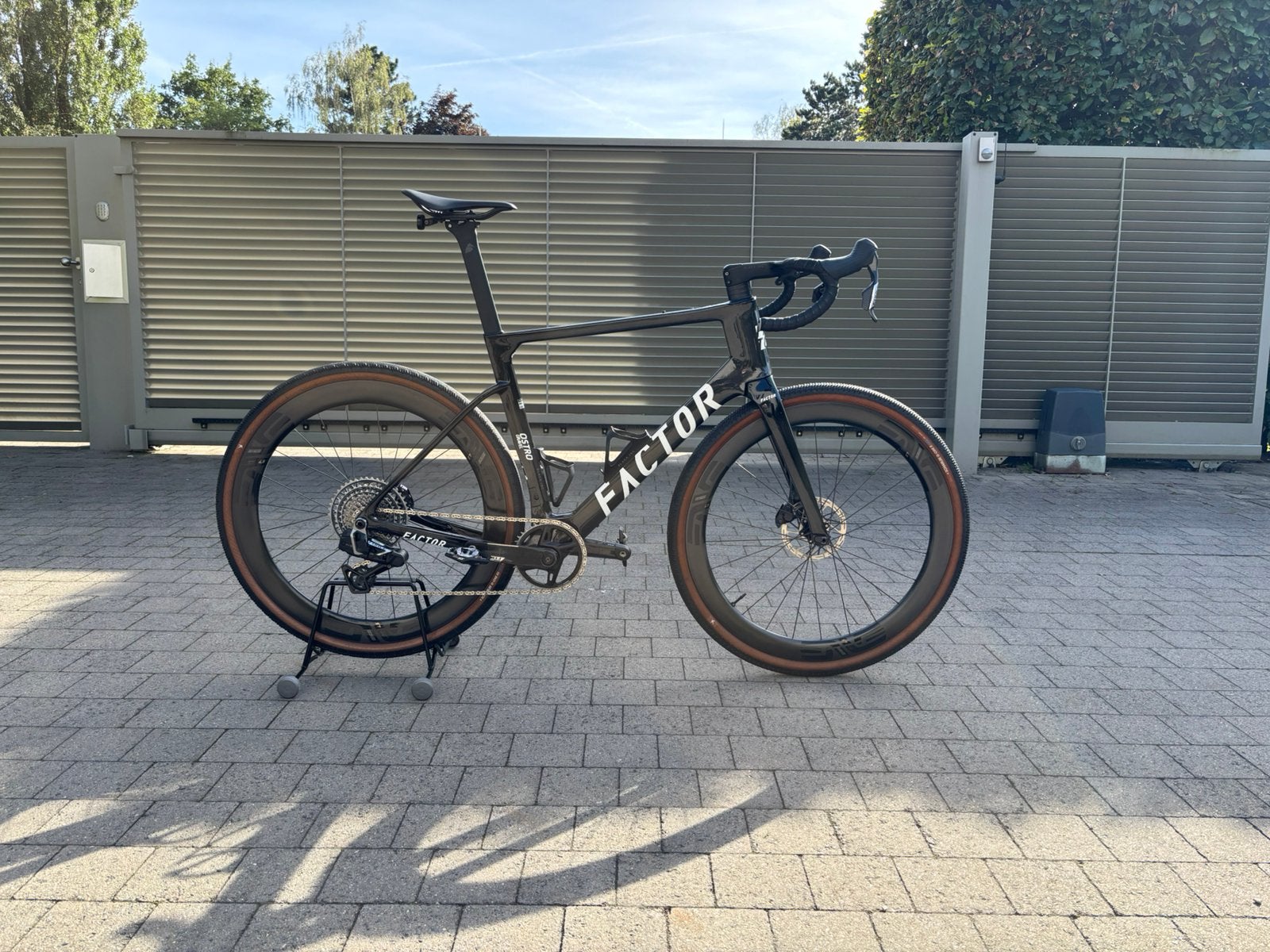 FACTOR OSTRO GRAVEL 2024 - SRAM FORCE XPLR PWR MTR - ENVE4.5, Vélos & Vélomoteurs, Autres marques, 10 à 15 vitesses, 57 à 61 cm